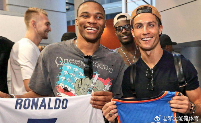 开云体育app-NBA球星体型有多离谱？奥尼尔喝水像喝口服液 姚明进泳池似灭霸|张伯伦|威尔特-张伯伦|沙奎尔-奥尼尔|马努特·波尔|沙奎尔·奥尼尔_新浪体育_新浪新闻