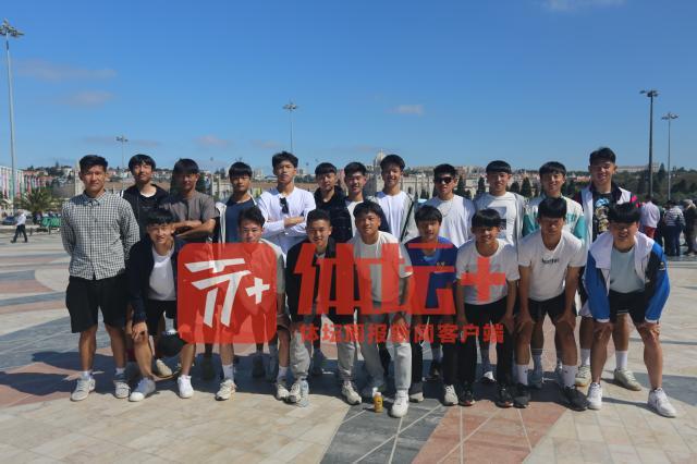 1668087691951077989.jpg 留葡的20名学生军今年夏天没有回国、集体外出放松.jpg