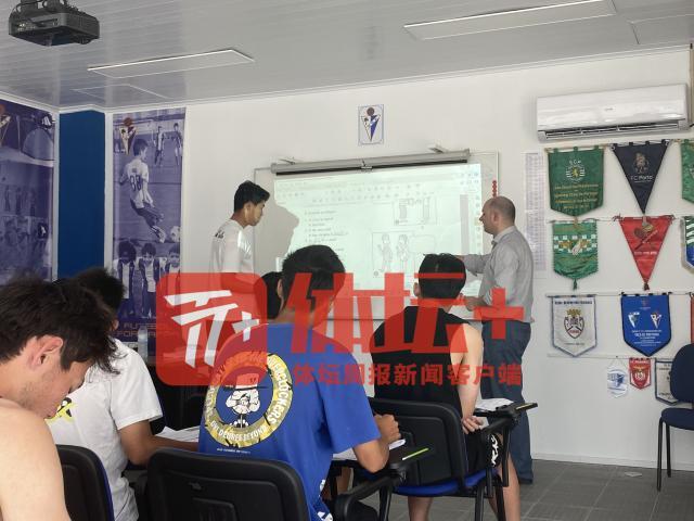 1668087656985065486.jpg 小球员们在上葡语课.jpg